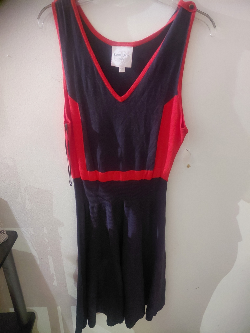 Romeo & Juliet Couture Gray and Red V-Neck Midi Dress